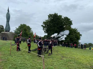 240922_forchdenkmal_cb_7_preview Mit mehreren Salutsalven wurden die Besucher der Feier begrüsst., Gut 300 Personen kamen am Samstag zum Wehrmännerdenkmal., Der Nachmittag begann mit Nieselregen., Die Maritz Batterie postierte sich beim Denkmal., Zum Empfang feuerte die Compagnie 1861 Salut., Sicherheitsdirektor Mario Fehr schreitet zum Rednerpult., Trotz Regenwetter bot sich eine eindrückliche Kulisse., Das Schützen-Spiel der Unteroffiziersgesellschaft Zürich begleitete die Feier musikalisch., Divisionär Rolf Siegenthaler und Oberstleutnant Thomas Amstutz legten den Krank nieder., Ein Spalier für die Besucher., Zum Abschluss der Feier gab es für alle Wurst und Bier., Die beiden Regierungsräte Stocker und Fehr im Gespräch mit Besuchern.