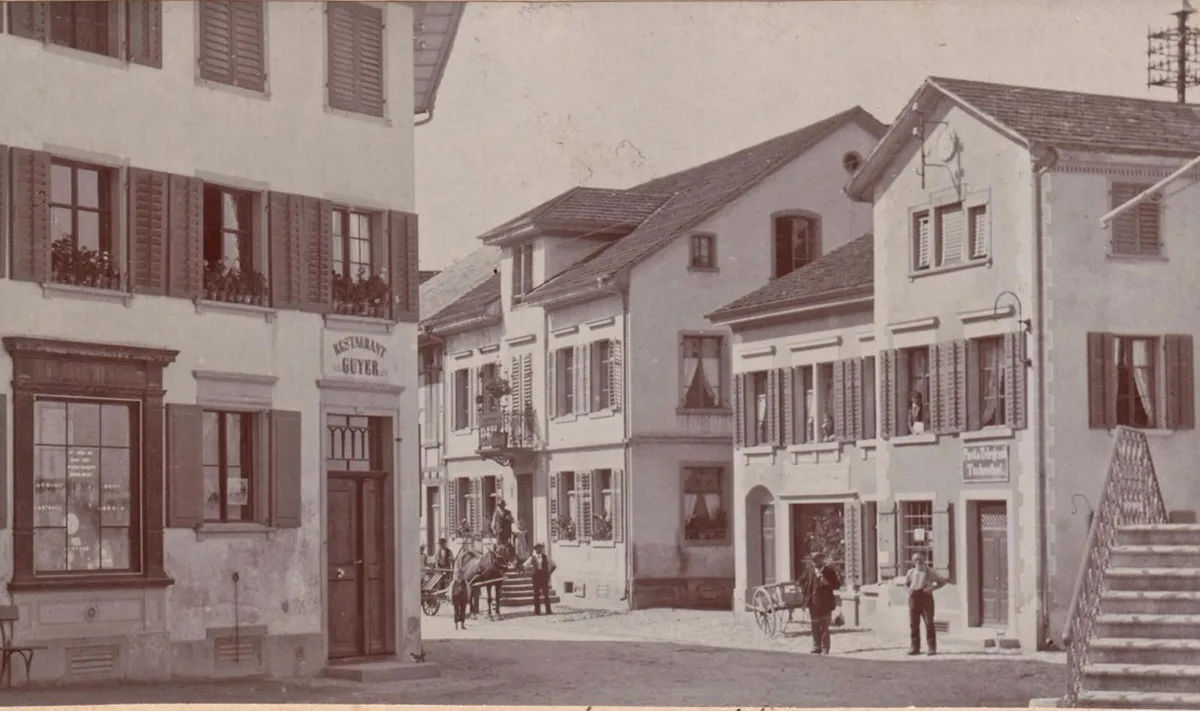 Die alte Post befand sich beim Kirchenrank direkt gegenüber vom Restaurant Guyer., So sahen die Gebäude 1953 aus, kurz vor dem Umzug der Post., 1966 wurde am Gebäude eine Erinnerungstafel angebracht.
