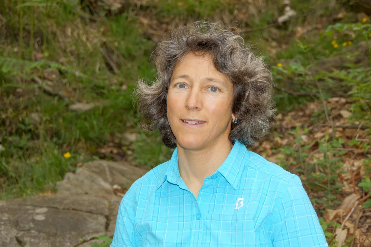 Auf dem Foto sieht man eine weisse Frau mit leicht grauen Haaren. 