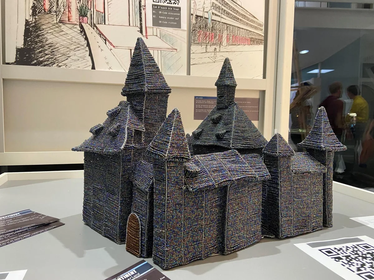 Eine kleine Kyburg ist eines der Kunstobjekte, die für die nächsten zwei Wochen im Stadthaus Effretikon stehen. Eine gebastelte Kyburg in Kleinformat steht auf einem Tisch.