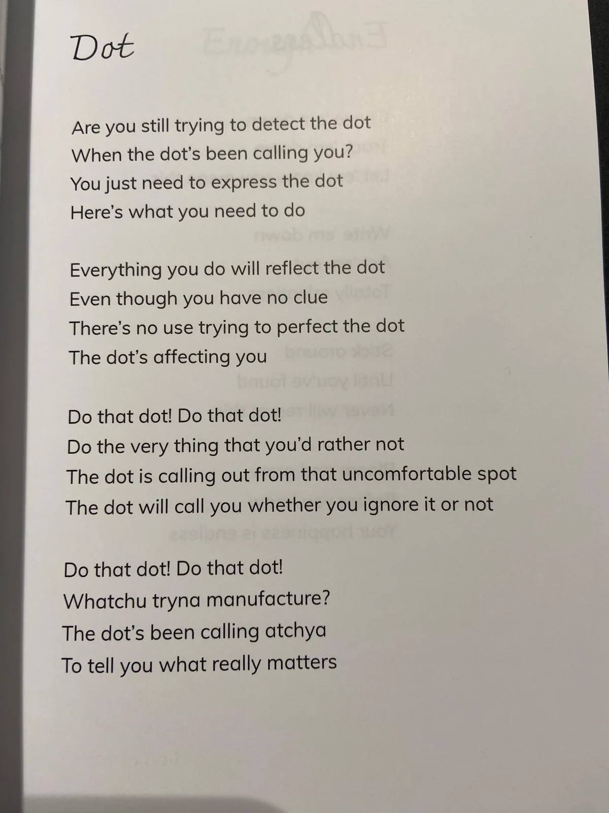 Unter anderem solche Texte enthält das Heftchen «Lyricalspark» von Tozi Madzima. Zwei Abschnitte von englischen Versen in auf einem weissen Blatt.