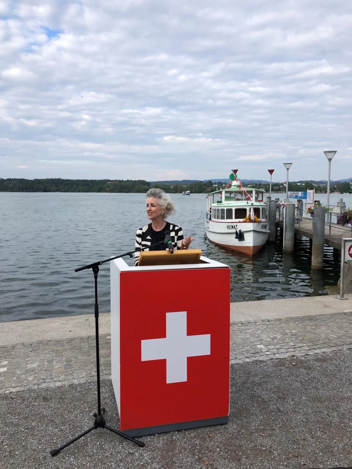 In ihrer Festrede bedankte sie sich vor allem beim scheidenden Projektleiter Allen Fuchs., Carmen Walker Späh feierte mit Projektleiter Allen Fuchs die Einweihung der e-MS Heimat auf dem Greifensee.