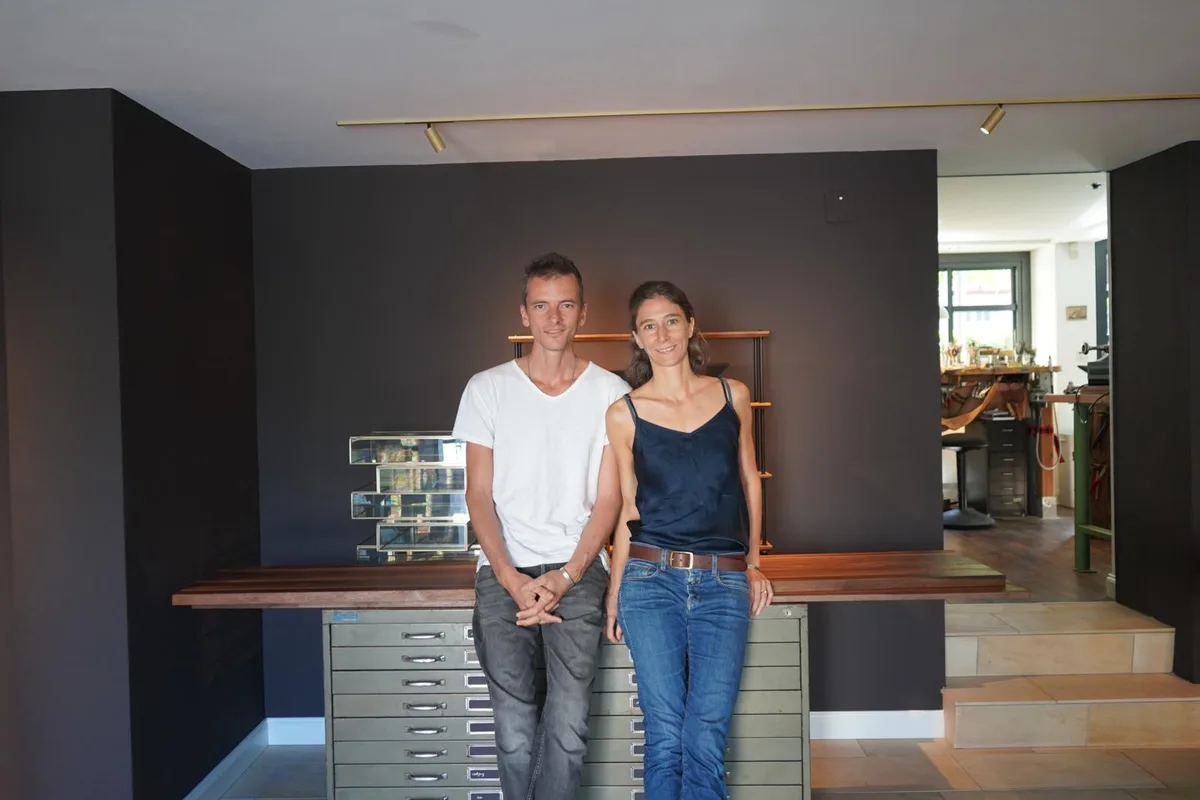 dsc01447-1_preview Aurelia und Mario Benedetti betreiben seit kurzem ein Juweliergeschäft im Walder Dorfzentrum., Am ehemaligen Standort der Roland Peyer AG gibt es ein neues Juweliergeschäft., Nebst den unzähligen Werkzeugen vermittelt der neue Juwelier vor allem Nähe und Offenheit.