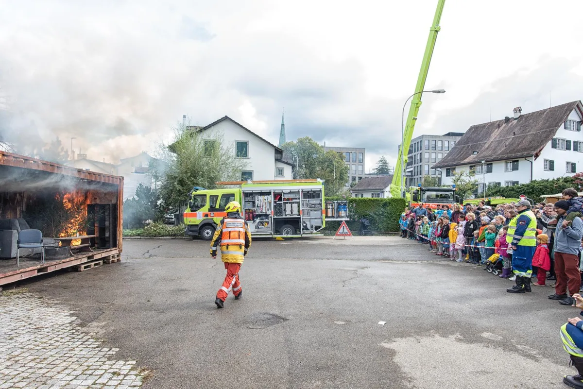dsc_3876-modifica_preview_0 Anhand eines Wohnungsbrandes soll der Bevölkerung die Tätigkeit der Feuerwehr näher gebracht werden., Doch die Besucher konnten sich auch selbst im Feuer löschen testen., Der Tag dürfte den Kleinsten wohl noch lange in Erinnerung bleiben.