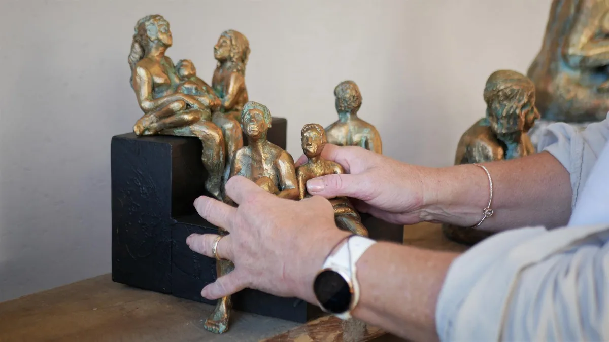 Auf dem Bild sieht man eine vergoldete Skulptur aus Ton.