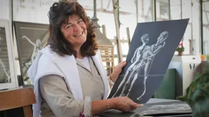 estherkernen-portr%c3%a4t-l%c3%a4cheln_preview Seit 30 Jahren ist Esther Kernen künstlerisch tätig., Die Kollbrunnerin erschafft Gemälde ..., ... und modelliert Skulpturen aus vergoldetem Ton., Ihre Werke präsentiert sie noch bis Ende Oktober in Kyburg.