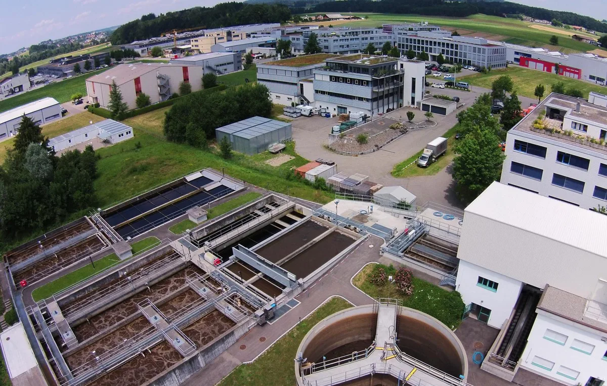 fehraltorf_06112017_awa_sbo_3_preview Mit einer Heizzentrale auf dem Areal der ARA-Wetzikon könnte ein Grossteil der Energie in Robenhausen abgedeckt werden,., Henry Vettiger, der Stadtrat für Tiefbau, Umwelt und Energie, möchte baldmöglichst eine Urnenabstimmung.