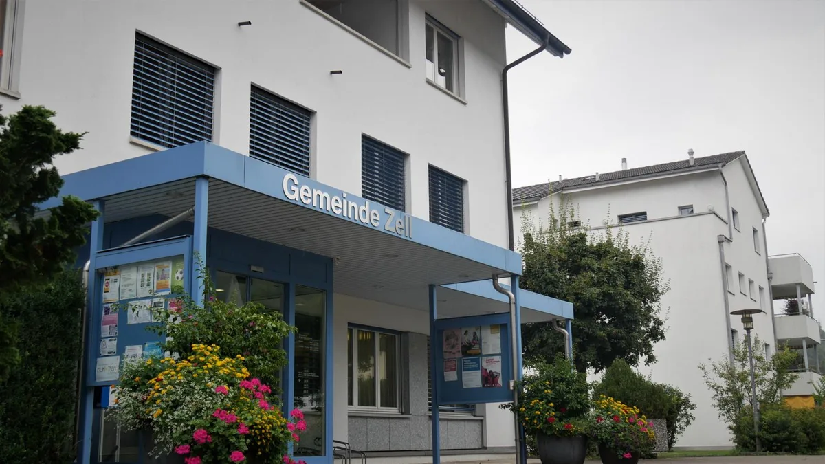 An der Gemeindeversammlung Zell haben die Bürger am Montag über zwei geldlastige Anträge abgestimmt., 89 Stimmberechtigte fanden den Weg in den Gemeindesaal nach Rikon., Das Volk nahm die Kredite für Schulhaus (im Bild) und Gemeindehaus an. Letzterer sorgte für kritische Fragen.