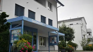 gemeindehaus-zell-eingang_preview An der Gemeindeversammlung Zell haben die Bürger am Montag über zwei geldlastige Anträge abgestimmt., 89 Stimmberechtigte fanden den Weg in den Gemeindesaal nach Rikon., Das Volk nahm die Kredite für Schulhaus (im Bild) und Gemeindehaus an. Letzterer sorgte für kritische Fragen.