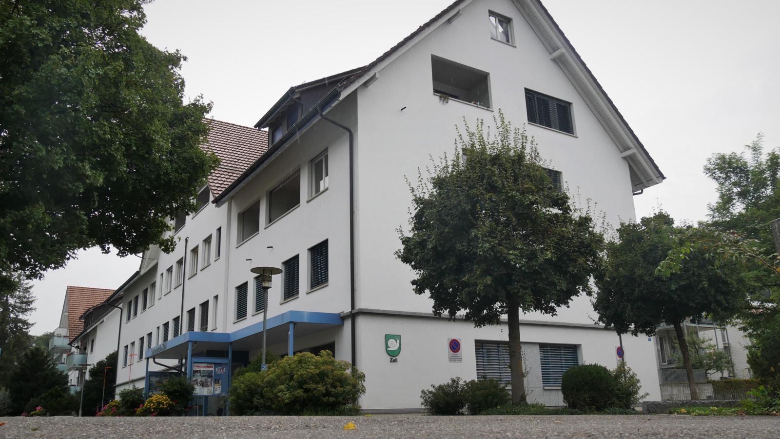 Blick auf das Gemeindehaus in Rikon.