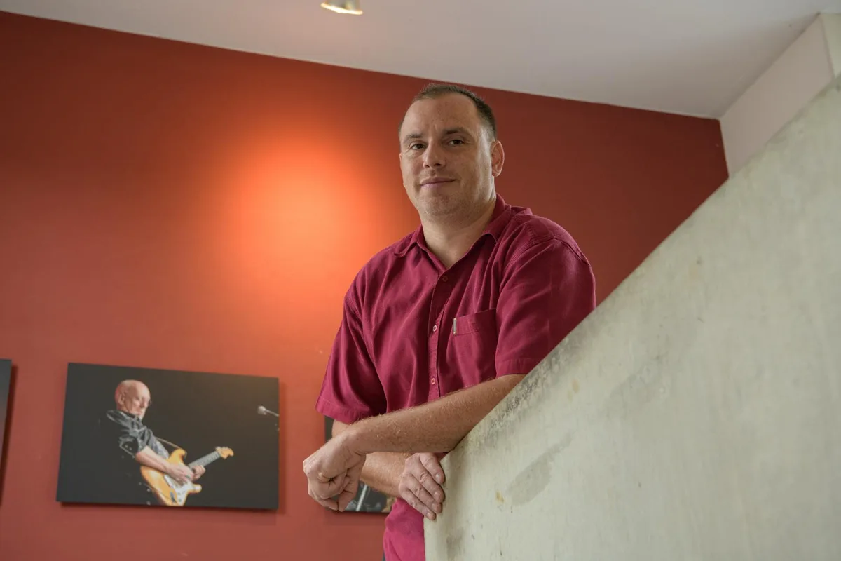 Heinrich Walder hat die Band Lauwarm nach Wetzikon ins Scala eingeladen. , Er ist Teil der Programmgruppe und sieht nichts Verwerfliches an kultureller Aneignung.