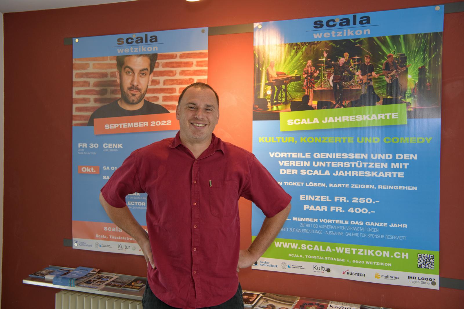 Heinrich Walder von der Programmgruppe vor dem Scala Wetzikon