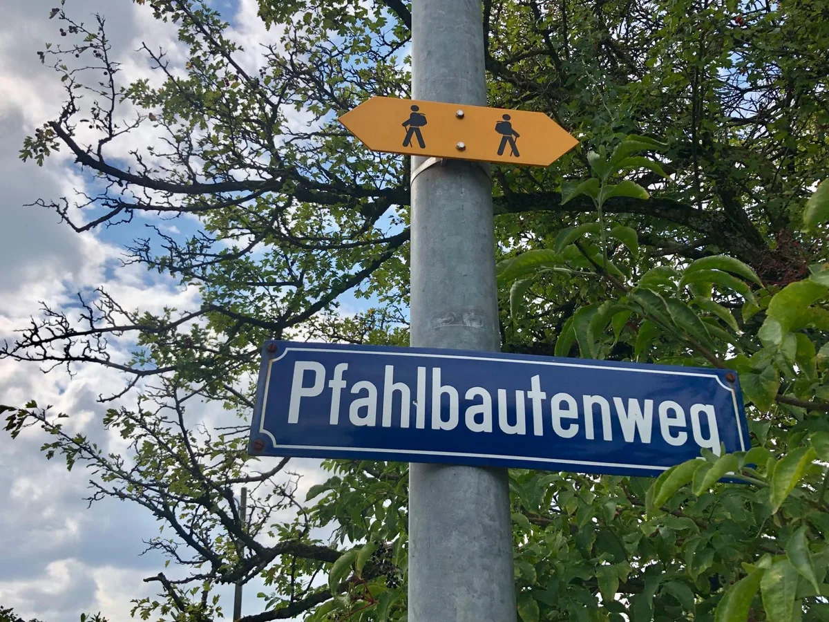 Der Pfäffiker Pfahlbautenweg ist eingeweiht., An verschiedenen Stationen können sich Besucherinnen und Besucher auf die Spuren der Pfahlbauer machen.