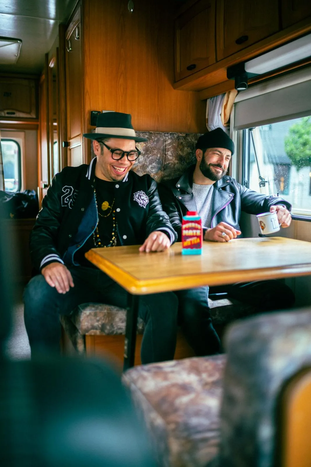 Bligg und Marc Sway vor ihrem Camper. Sie machen nun gemeinsam als "Blay" Musik.