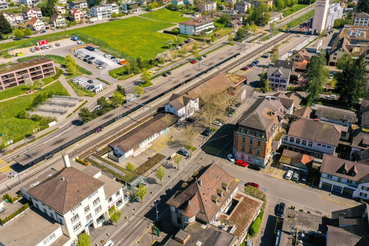Die Sophie-Guyer-Wiese nördlich des Bahnhofs Pfäffikon ist heiss begehrt.