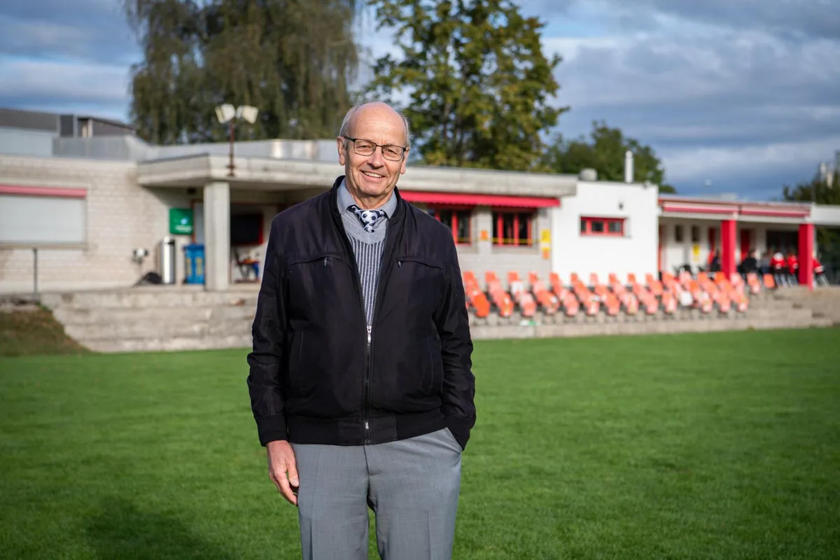 Der FC Pfäffikon erhält ein neues Garderoben-Gebäude. FCP Präsident Max Hächler. 