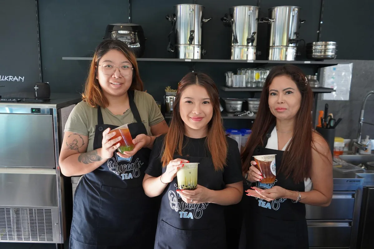 Lilli Trinh, Diana Cai und Le Van Cai (von links) arbeiten im «Queen’s Tea» in Uster. , Hier sind seit Juli Bubble Teas erhältlich..., ... die aus verschiedenen Komponenten bestehen., Im Laden werden auch diverse asiatische Produkte verkauft.