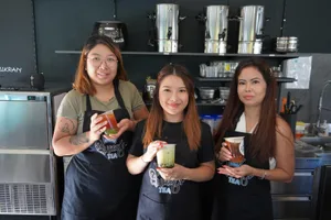queenstea6_preview Lilli Trinh, Diana Cai und Le Van Cai (von links) arbeiten im «Queen’s Tea» in Uster. , Hier sind seit Juli Bubble Teas erhältlich..., ... die aus verschiedenen Komponenten bestehen., Im Laden werden auch diverse asiatische Produkte verkauft.
