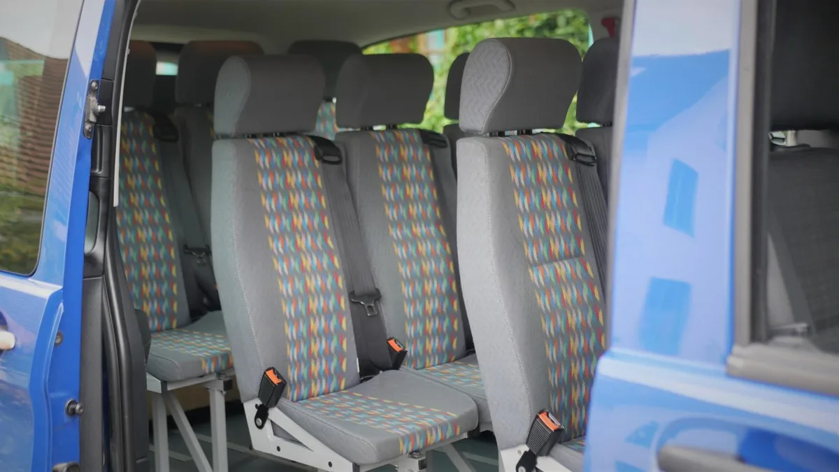Innenraum des Schulbusses von Theres Küng.