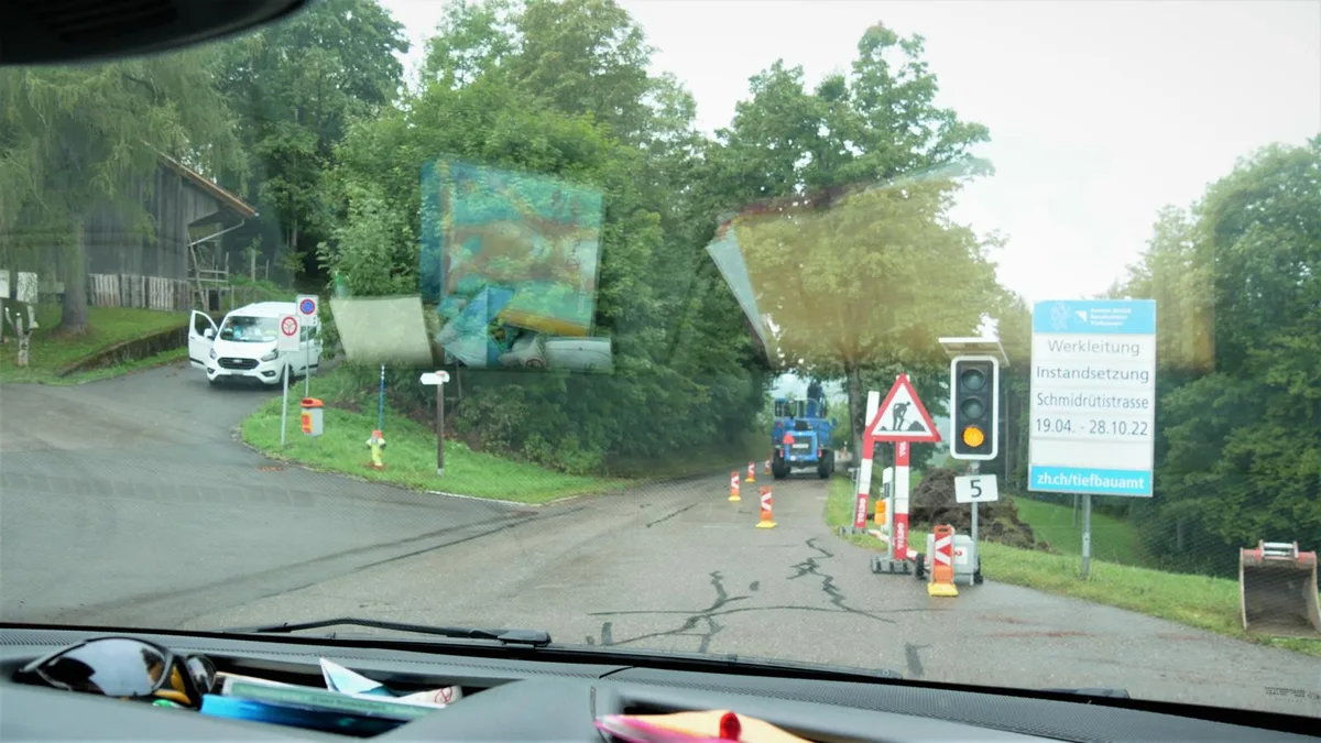 Blick auf die Lichtsignalanlage auf der Schmidrütistrasse.