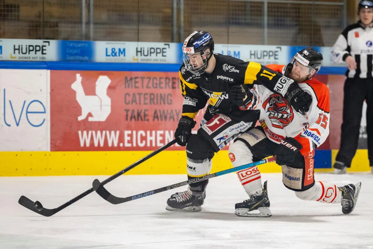 Der EHC Wetzikon dürfte der Gejagte sein: EHCW-Stürmer Gian Andrea Thöny (links) wird bedrängt.
