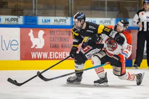 sport_03032022_ehwetzikon_crm_12_preview Der EHC Wetzikon dürfte der Gejagte sein: EHCW-Stürmer Gian Andrea Thöny (links) wird bedrängt.