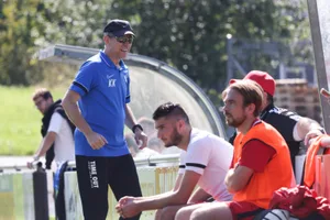 sport_04092022_pfaeffikonrueti_dku_2_preview Zurück in der Region: Kurt Kobel verbrachte die letzten Jahre bei Klubs aus dem Zürichsee-Raum., Pfäffikons Sven Schenk gegen den Rütner Domenik Gjykaj (r.)., Trainer Kurt Kobel konnte mit dem FC Pfäffikon gegen Rüti 2 den ersten Dreier feiern.
