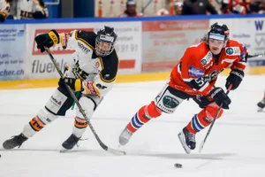 sport_04122021_ehvikings_crm_01-1_preview Eine Scheibe, zwei Interessenten: EIE-Stürmer Lorenz Kuhn (links) gegen Vikings-Spieler Pascal Thoma.