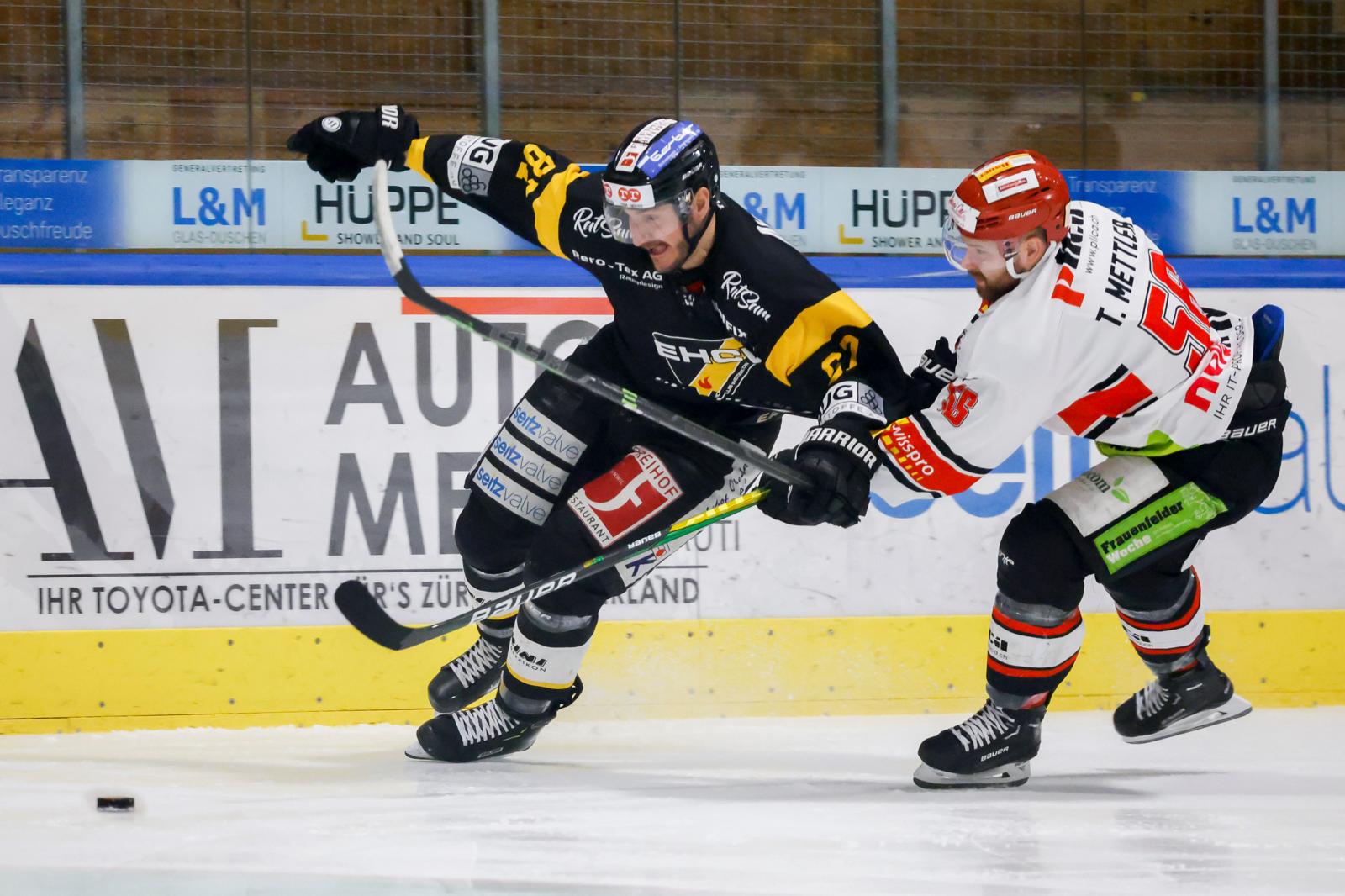 Der Wetziker Stürmer Timon Vesely (links) hat nochmals eine Saison angehängt. 