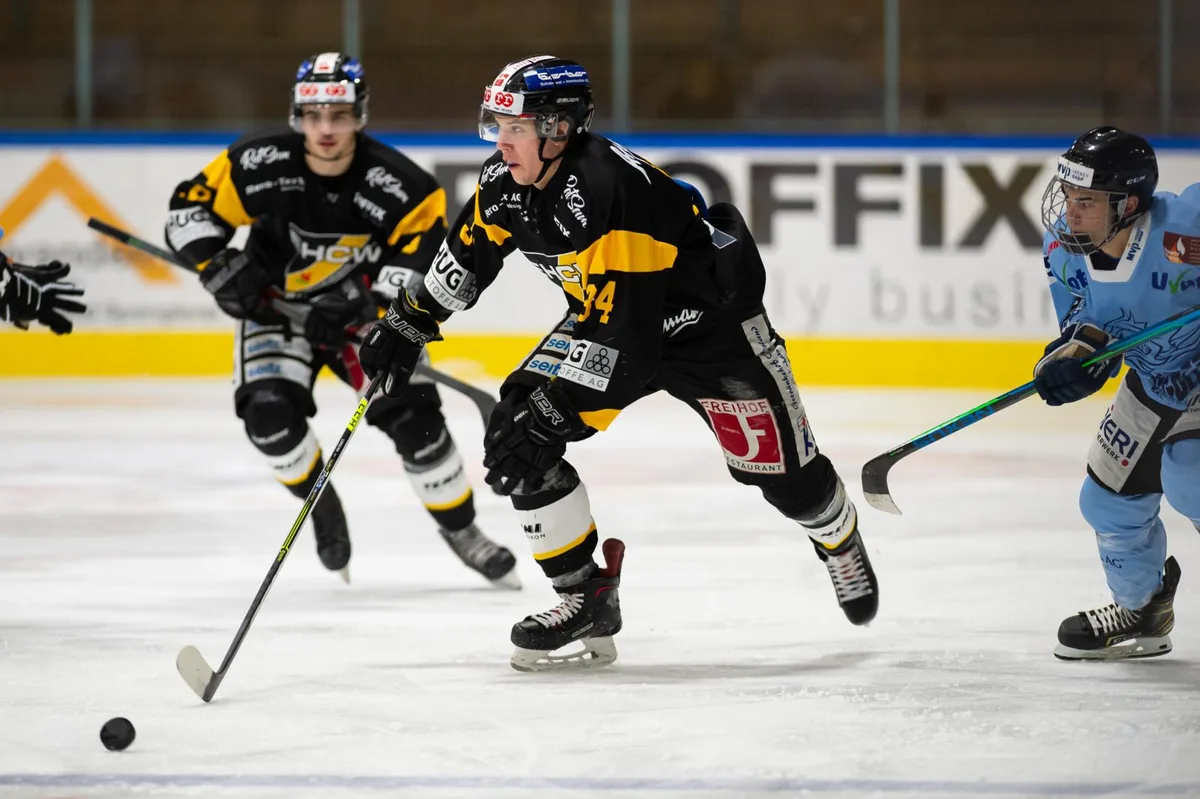 sport_08122021_eishockey_wetzikon-luzern_pif-3_preview Der EHC Wetzikon (Lars Mathis, Mitte) hat gegen den HC Prättigau-Herrschaft zurück in die Spur gefunden.