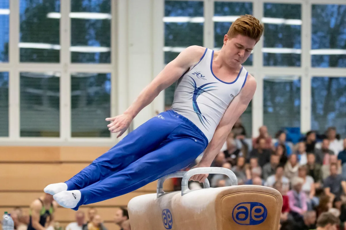 sport_11052018_kunstturnen_crm_20_preview Am Pauschenpferd (hier Moreno Kratter in einem früheren Wettkampf) gelang den Zürchern der Start nicht nach Wunsch., Der Rütner Moreno Kratter hatte mit seinen Teamkollegen auf Gold gehofft., Voll konzentriert: Die Grüningerin Martina Eisenegger am Balken., Die Bertschikerin Stefanie Siegenthaler startete an der Team-SM mit Zürich II.