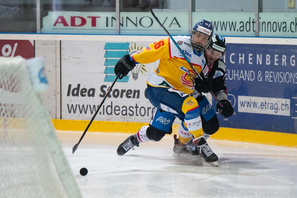 sport_20220917_eishockey_d%c3%bcbendorf-huttwil_pif-3_preview Dübendorfs Raoul Seiler (vorne) gegen den Huttwil René Bruni.