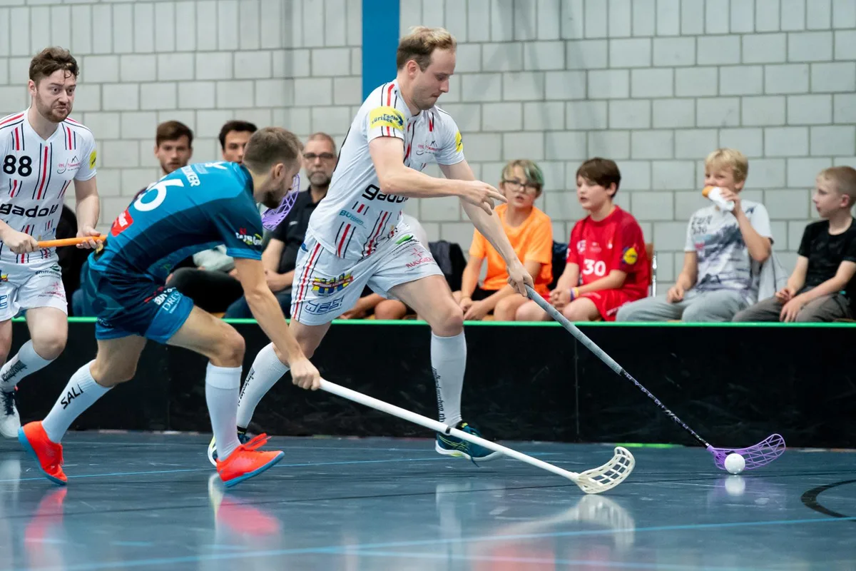 Auf und davon: Falcons-Spieler Cyril Zolliker (links) kann Florian Hafner vom UHC Pfannenstiel nicht stoppen., Erwischt: Glattal-Goalie Yannis Viol kassiert ein Gegentor., Gleich siebenmal durfte sich der UHC Pfannenstiel über einen Torerfolg freuen. , Die Glattaler (Christian Peduzzi, links) kamen gegen Pfannenstiel zu vielen Torchancen, waren aber zu wenig kaltblütig.