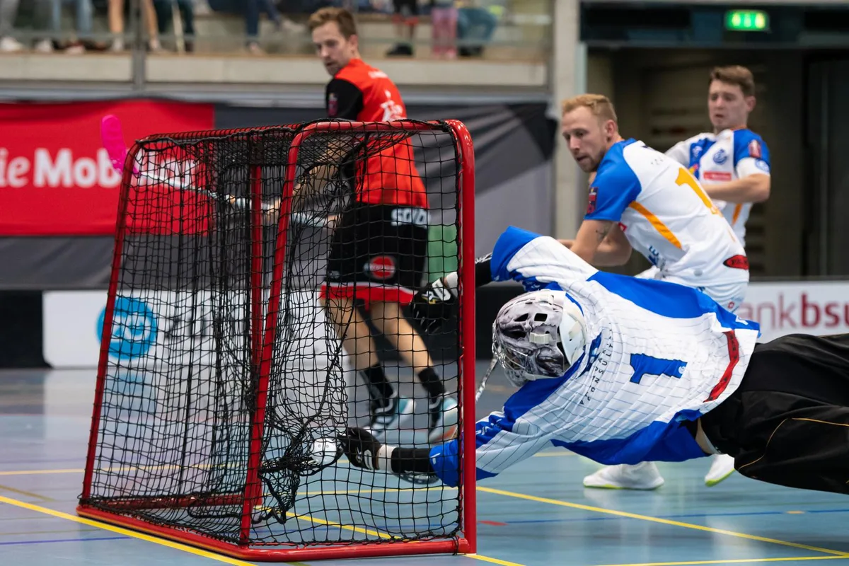 sport_20220917_unihockey_uster-gc_pif-1_preview Uster, hier trifft Patrik Doza zum 4:5, reichten sieben Tore nicht zu einem Punkt., Usters Martin Prazan gegen Kay Bier (Grasshoppers).