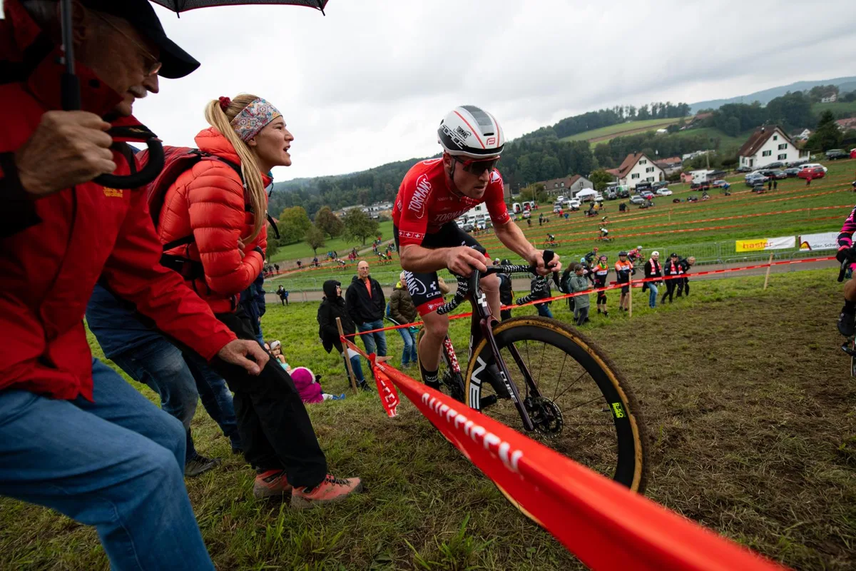 sport_20220925_radquer%20illnau_pif-7_preview Nah dran: Der Gibswiler Kevin Kuhn bei einer Steigung., Die Zuschauer kamen beim Radcross Illnau voll auf ihre Kosten., Bis ins Ziel fuhr Kuhn einen ziemlichen Vorsprung auf die nächsten Verfolger heraus.