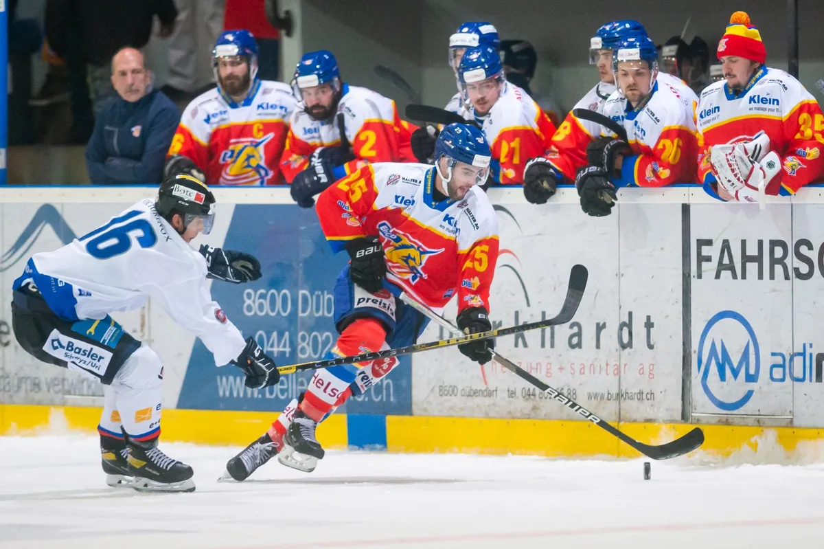 sport_eishockey_d%c3%bcbendorf-seewen_10112021_pif-9_preview Fabian Berni (rechts) brachte Dübendorf in Frauenfeld in Führung.