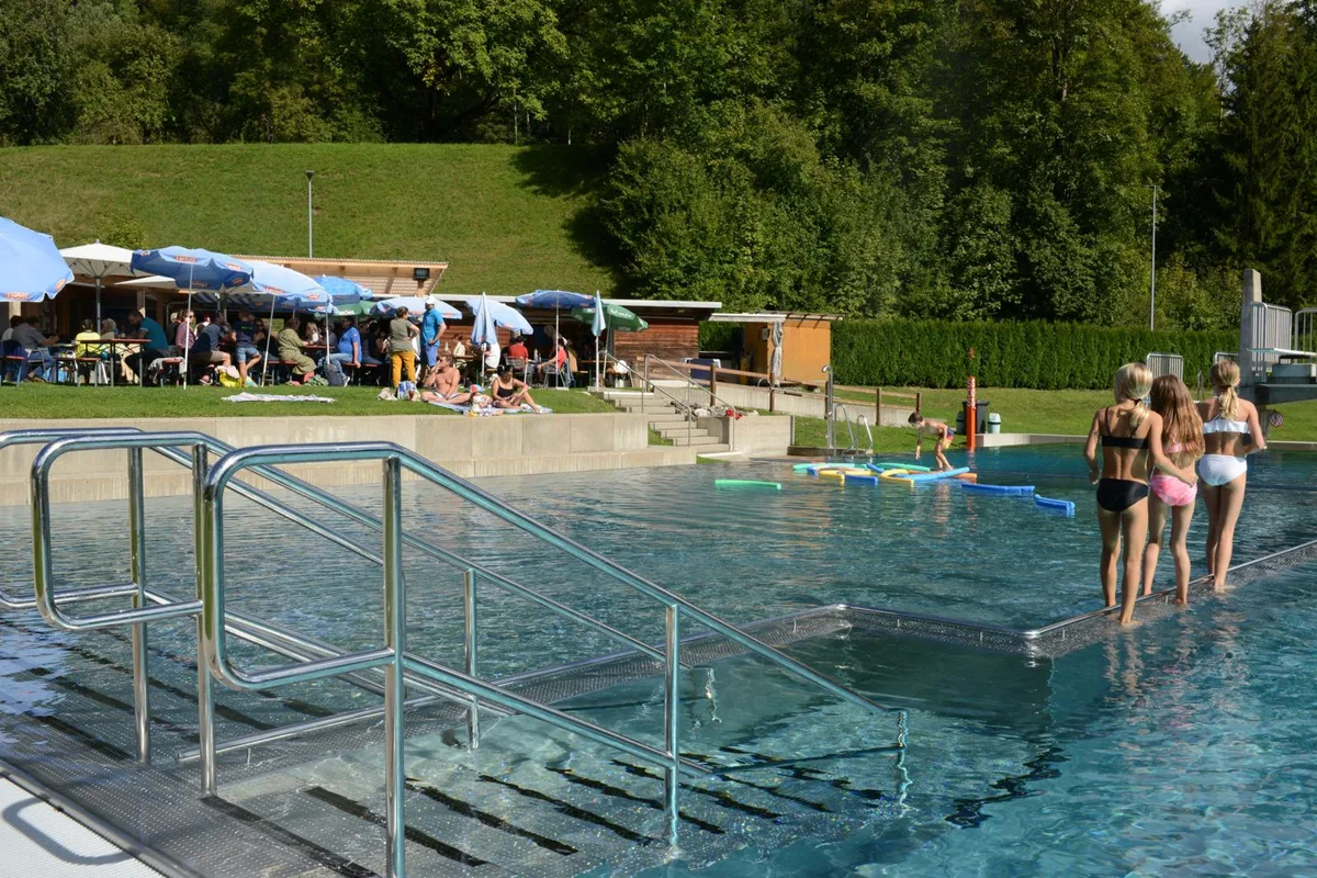 Die Badi Steg lockte am Sonntag zum letzten Mal zum Sprung ins kühle Nass., Für die beiden Betreiber Urs und Angela Gander (vorne links) war es die letzte Saison in Fischenthal., Zum Abschied gab es eine Jam-Session …, … mit Mundharmonika- …, … und Banjo-Klängen., Die Gäste frönten dem gemütlichen Zusammensein., Jede Generation war willkommen., Die Kleinsten genossen bei warmem Wetter ihr Glace.