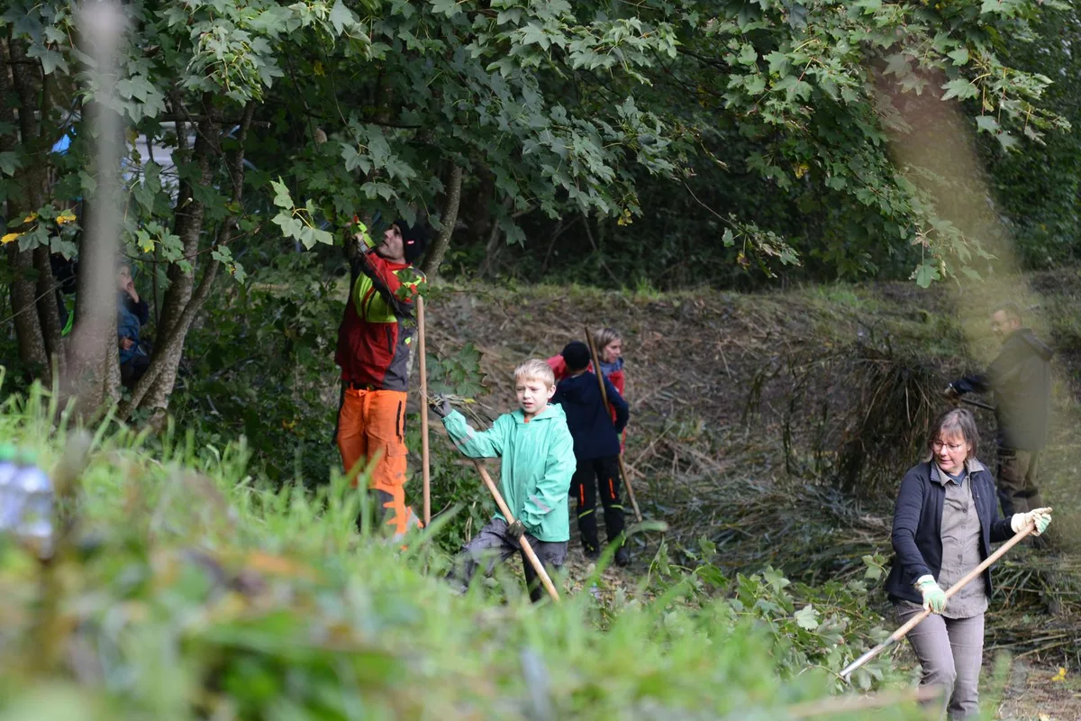 tt_naturschutztag_zell_17092022_jam7_preview Der Umweltschutztag in Rikon wurde von der Umweltschutzkommission Zell organisiert. , Rund dreissig Freiwillige halfen am Samstag mit., Auch die Kleinsten halfen tatkräftig mit.