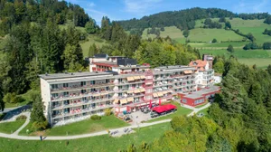 zuercher%20rehazentren_klinik%20wald_preview_0 Die Rehaklinik Wald wird künftig verstärkt mit dem GZO Spital Wetzikon kooperieren., Läuft alles nach Plan, soll im Jahr 2026 der Neubau auf dem Faltigberg stehen.