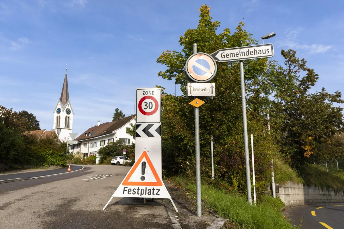 In Bubikon ist wegen der Chilbi eine Durchfahrt mit dem Auto nicht überall möglich.