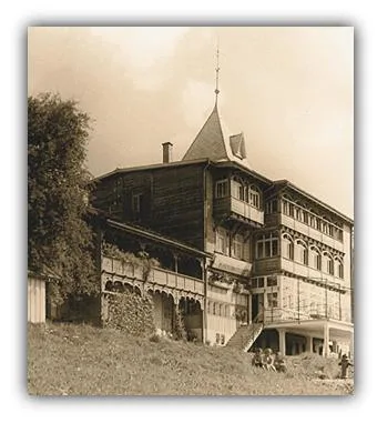 Das alte Jugendstil-Hotel Churfirsten brannte 1939 ab. An dessen Stelle wurde ein Neubau erstellt, der 1940 von der Ferienkolonie Uster gekauft wurde. 
