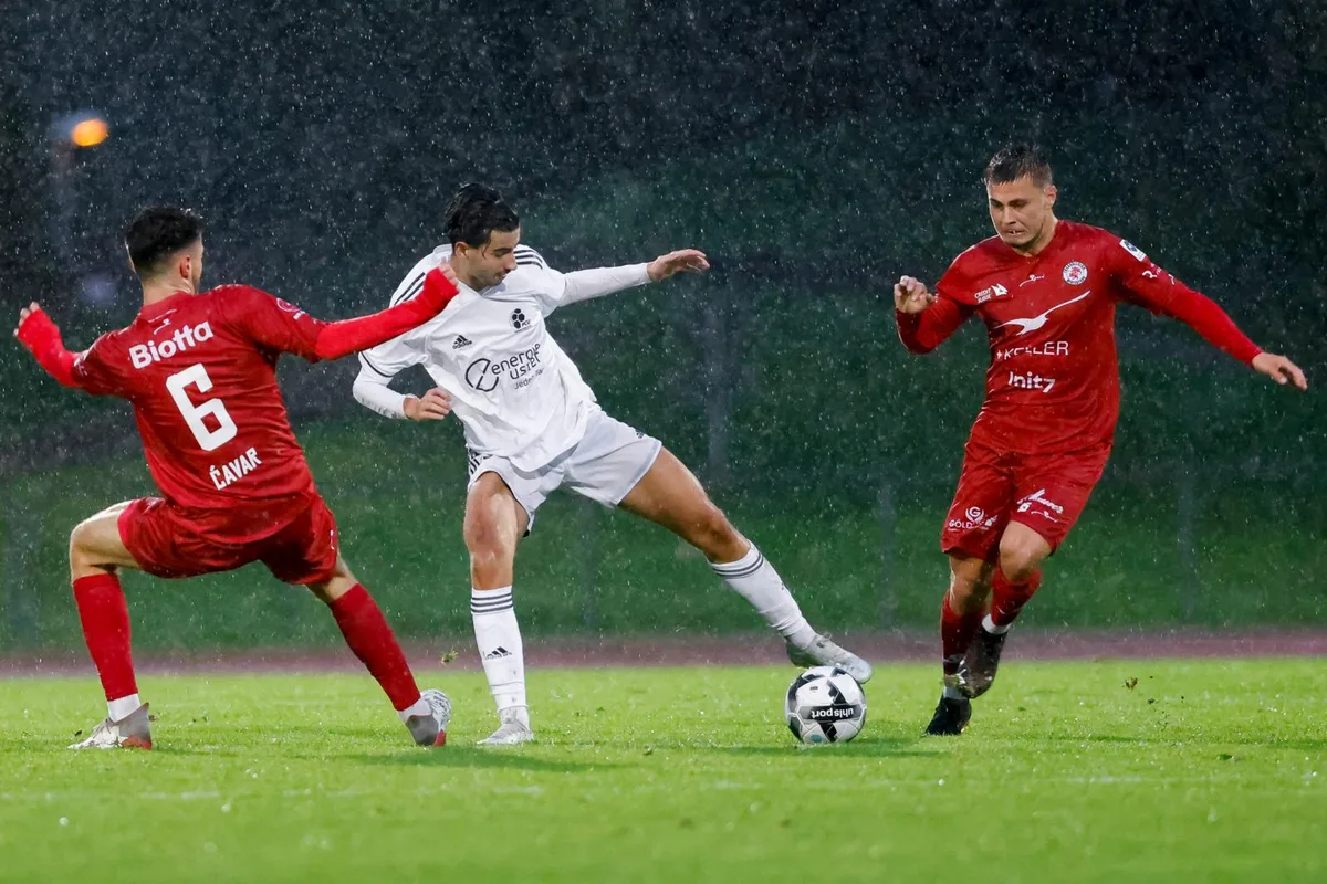 fussball-fcuster-fcwinterthur-3staedteturnier-09_preview Der Ustermer Ruben Pinnelli gegen Arbnor Hasani (im Cavar-Trikot) und Michael Goncalves (r.) vom FC Winterthur., Der Veranstalter hatte für einmal äusserst Wetterpech., Ohne Schirm war es für die Besucher eine ziemlich nasse Angelenheit., Während des ganzes Turniers herrschte Dauerregen., FCZ-Leihgabe Stephan Seiler im Duell mit den Ustermern Moritz Nebel (hinten) und Patrick Schlatter., Für Stephan Seiler (vorne) war das Turnier als gebürtiger Wetziker schon fast Heimspiel., Wegen des schlechten Wetters fanden für einmal weniger Zuschauer den Weg aufs Buchholz.