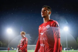 fussball-fcuster-fcwinterthur-3staedteturnier-12_preview Stefan Seiler hofft beim FC Winterthur zu mehr Spielpraxis zu kommen., Winterthurs Mittelfeldspieler gegen Moritz Nebel (hinten) und Patrick Schlatter vom FC Uster., Beim Drei-Städte-Turnier in Uster hatte der Oberländer sozusagen ein Heimspiel., Die ersten Pflichtspiele (hier gegen Meyrin) mit seinem neuen Verein hat er bereits hinter sich., Vorerst Vergangenheit: Stephan Seiler im FCZ-Trikot.