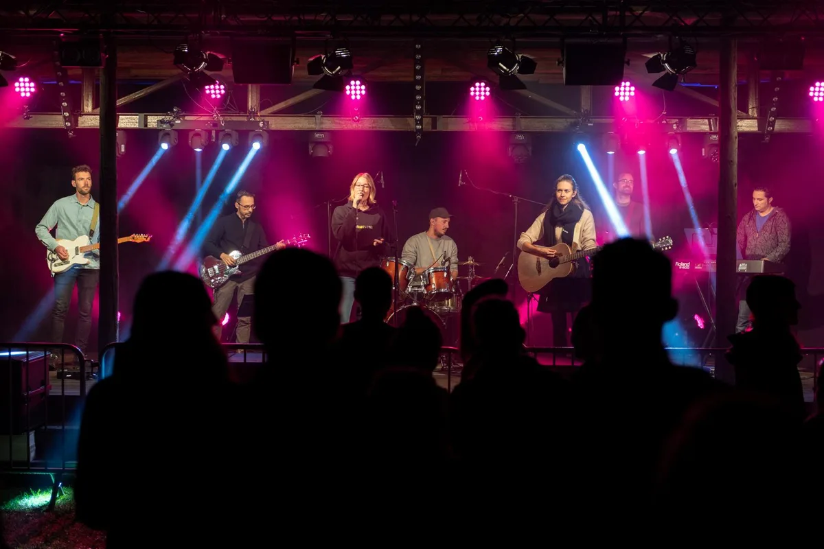 openair-saland-gu-10_preview Die Worship-Band «Living Flame» sorgte am Samstagabend in Saland für Stimmung., Der Regen schreckte die Besucherinnen und Besucher nicht ab., Sie genossen das Open Air und hielten wichtige Momente mit dem Smartphone fest., An diesem Abend trat auch «White Cane» auf., Die Worship-Band kommt aus Bauma und hatte keine weite Anreise., Die Besucherinnen und Besucher genossen den Abend im Zeichen der Lobpreisung und Gemeinschaftlichkeit., Die Besucherinnen und Besucher genossen den Abend im Zeichen der Lobpreisung und Gemeinschaftlichkeit., Die Besucherinnen und Besucher genossen den Abend im Zeichen der Lobpreisung und Gemeinschaftlichkeit., Die Besucherinnen und Besucher genossen den Abend im Zeichen der Lobpreisung und Gemeinschaftlichkeit.