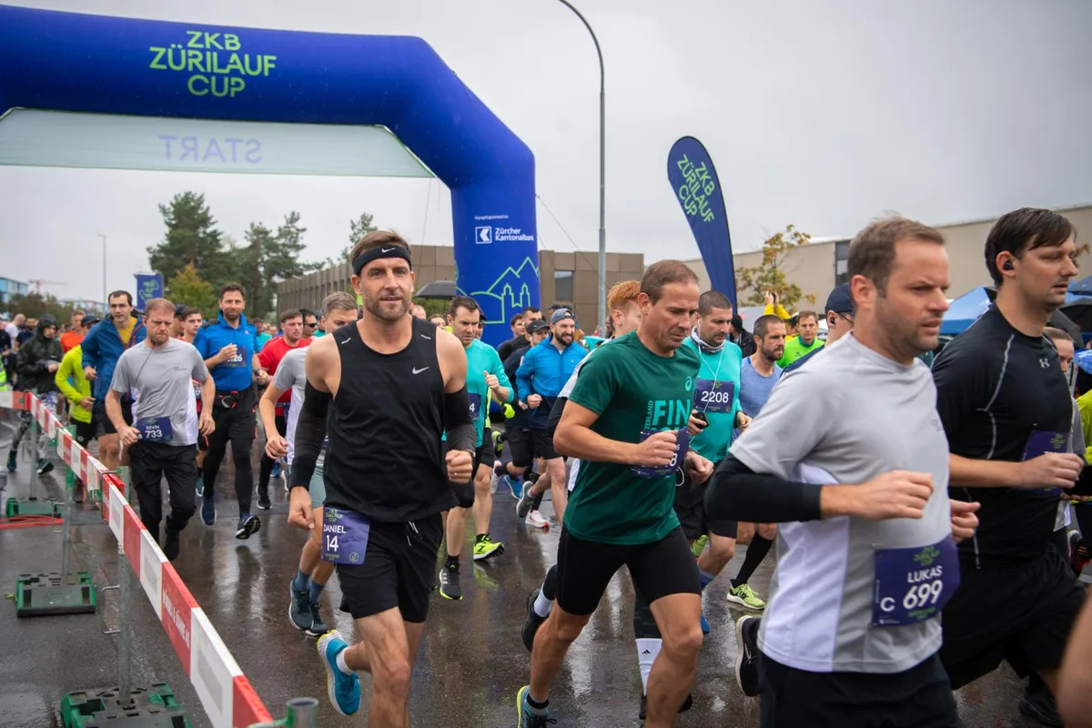 pfaeffikerseelauf-wetzikon-sbo-43_preview Am Sonntag ging rund um den Pfäffikersee die Züri-Laufcup-Saison zu Ende., Über tausend Teilnehmerinnen und Teilnehmer liessen sich den Saison-Abschluss auch vom Wetter nicht vermiesen., ...aber glücklich., Nahezu alle kamen auch ins Ziel: erschöpft...., «Wir sind zufrieden», sagt der OK-Chef des Pfäffikerseelaufs, Sacha Stermcnik (nicht im Bild). «Die Stimmung war gut.», Aber auch der Pfäffikerseelauf kann sich dem Trend der rückläufigen Teilnehmenden bei Volksläufen nicht entziehen.
