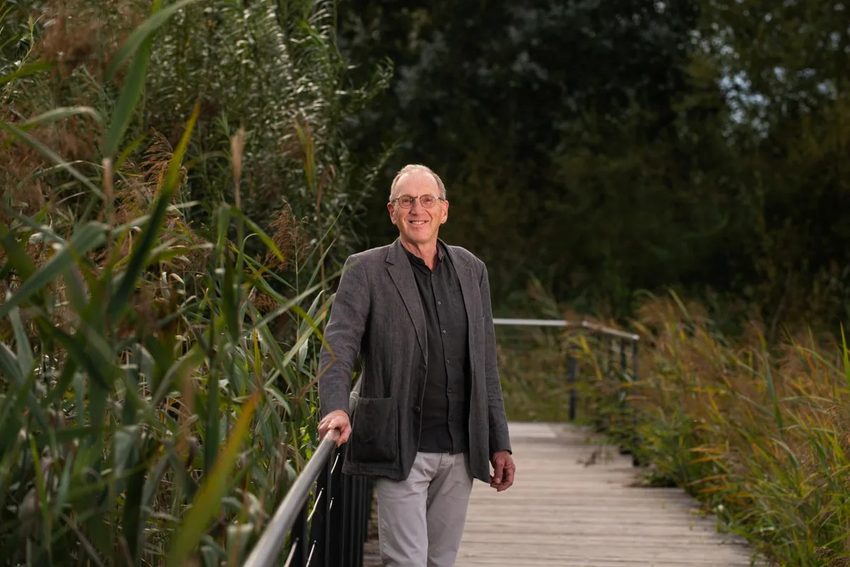 Hans-Michael Schmitt wurde im März zum neuen Präsidenten der VPP gewählt. , Auch die nähere Umgebung des Sees bräuchte Fürsorge, ist Schmitt überzeugt. , Ein Bild, das es Dank der VPP heute nicht mehr gibt: Wildes Parkieren am See in den 60er Jahren.