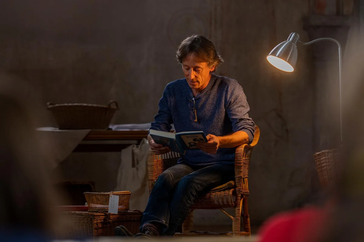 sabinli-anlass-kirche-wila-gu-12_preview_0 Erzähler Bruno Lüscher liest aus dem Kinderbuch «Sabinli»., Zum 50. Todestag der Autorin Olga Meyer luden Kirche, Ortsmuseen und Bibliotheken zu einem Lesemarathon., Ziel ist, das «Sabinli» in einem Guss vorzulesen: Hier liest Simone Gemperli., Jung und alt waren eingeladen, den Geschichten aus dem Tösstal des 19. Jahrhunderts zu lauschen., Die Erzählung und die mitgebrachten Gegenstände liessen die Besucher in die Geschichte eintauchen., Wie damals konnten sie Seifenblasen aus alten Fadenspulen machen., Die geflochtenen Körbe stammen gar auch aus der Zeit des «Sabinli»., Die historischen Gegenstände brachte Silvia Bosshard aus dem Ortsmuseum mit., Die Lesezeit des «Sabinli» beträgt neun Stunden., Daher lesen Simone Gemperli und das Leser-Team am Samstagabend weiter.