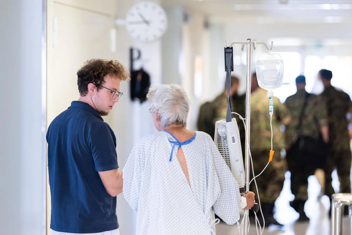 spitalbatallion-armee-spital-wetzikon-crm-10_preview Während dieser Woche sind im GZO Spital Wetzikon ungewöhnlicher Weise Soldaten am Werk., Die Pflegehelferin Lena Schmidli und Soldat Ivan Schwitter in Aktion.
