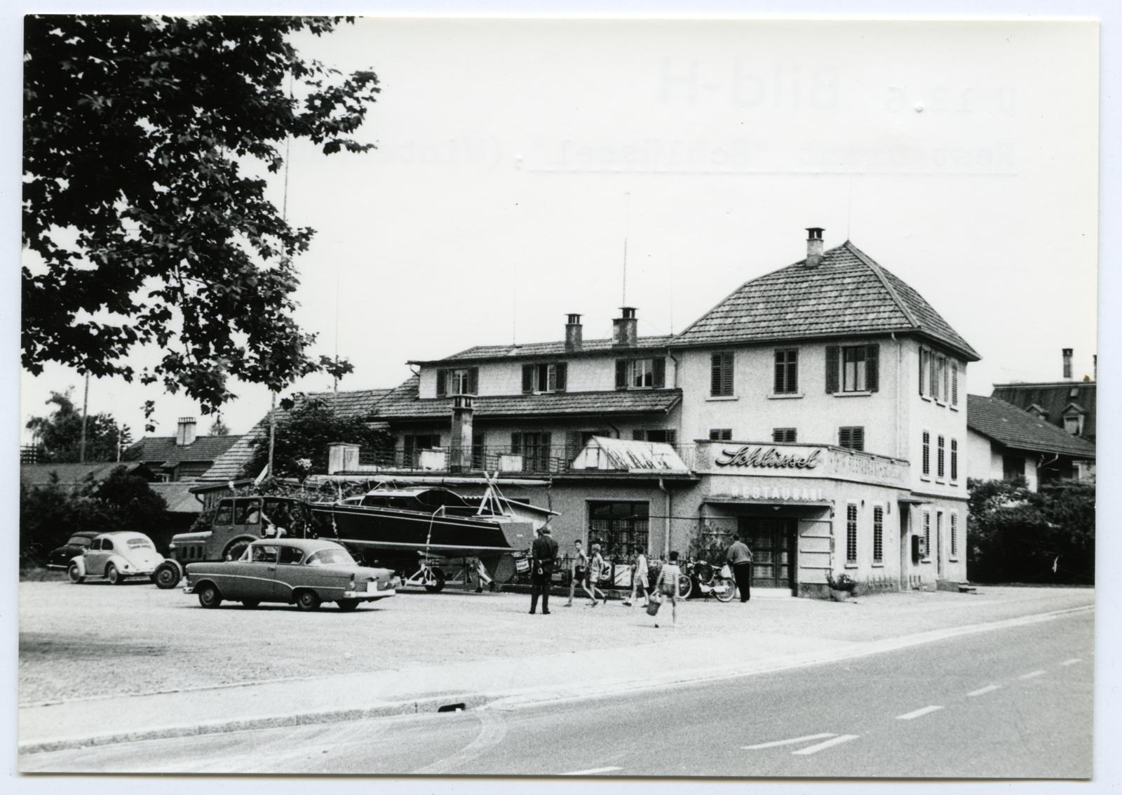 Das Restaurant Schlüssel in den frühen 60er Jahren mit Limousine Schiff und VW-Käfer davor.