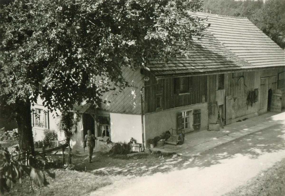 Im Haus in Rengerswil (hier um 1950) lebte einst die Familie Feuz., Emma und Fritz Feuz – der Autorin bekannt als Onkel Fritz – halfen auf dem Hof mit., So zeigte sich der Bauernbetrieb direkt neben der Strasse über lange Zeit.